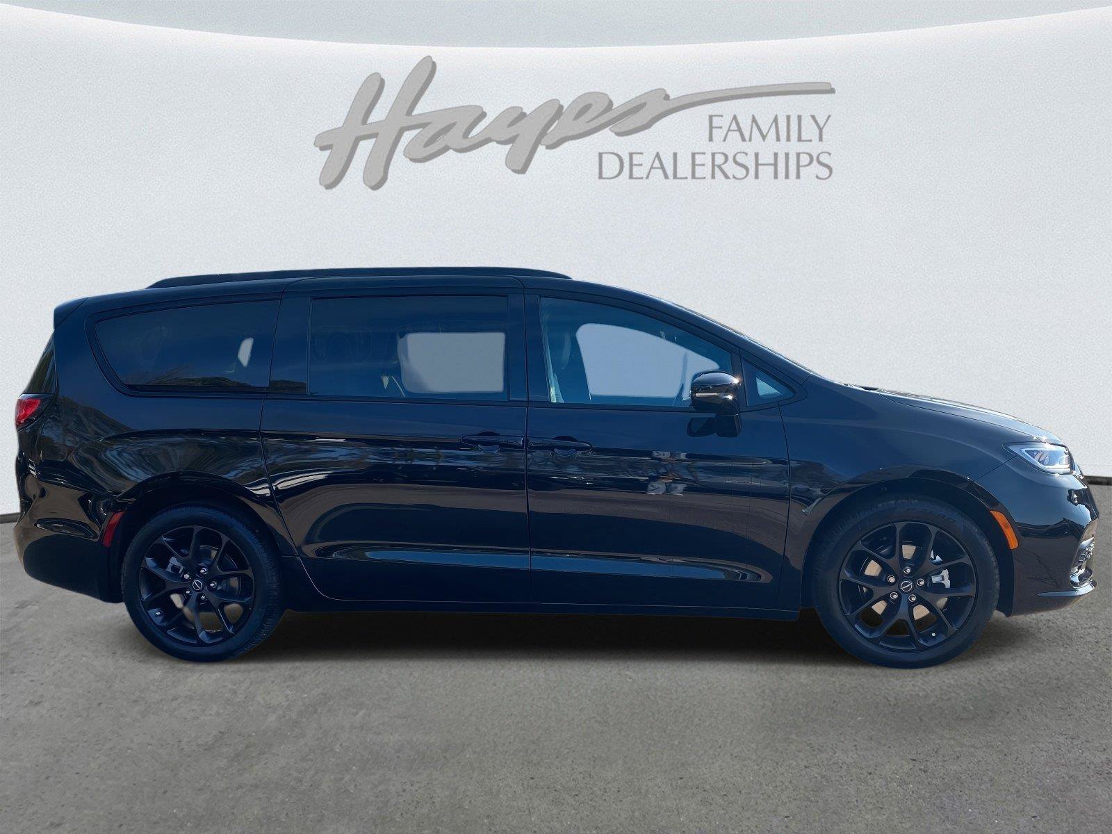 New 2026 Chrysler Pacifica Select w/ S Appearance Package FWD image 3