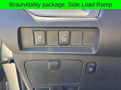 Used 2015 Toyota Sienna SE w/ SE Preferred Package FWD image 43