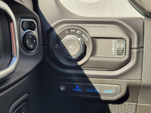 Used 2025 Jeep Wrangler Unlimited Sahara w/ Safety Group image 10