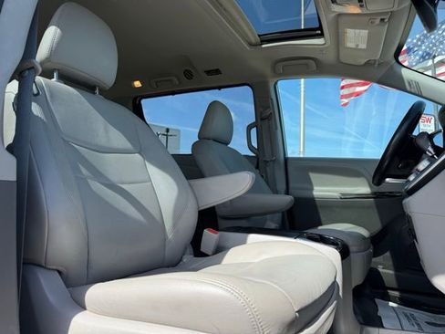 Used 2020 Toyota Sienna XLE w/ XLE Navigation Package image 14
