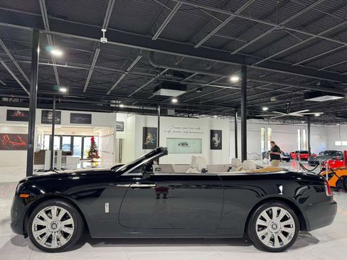 Used 2017 Rolls-Royce Dawn image 4