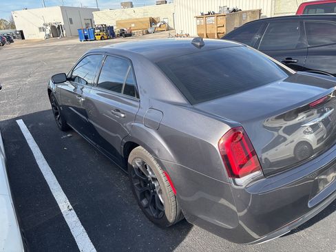 Used 2019 Chrysler 300 Touring w/ Sport Appearance Package image 9