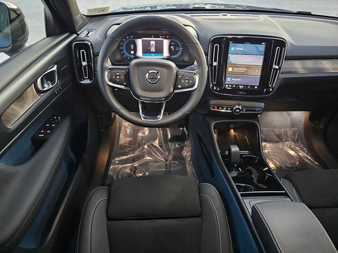 Used 2023 Volvo XC40 Recharge Ultimate image 19