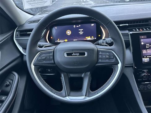 Used 2024 Jeep Grand Cherokee Laredo image 15