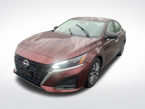 Used 2024 Nissan Altima 2.5 SV image 3