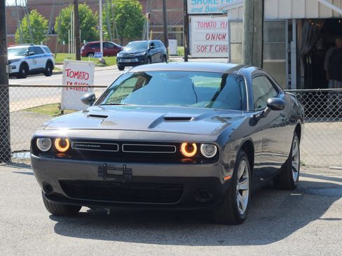 Used 2018 Dodge Challenger SXT RWD image 3