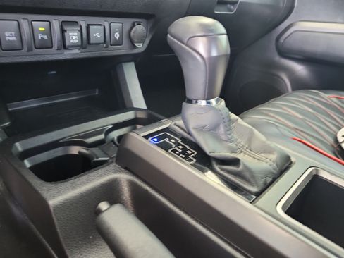 Used 2022 Toyota Tacoma TRD Off-Road w/ Technology Package RWD image 14