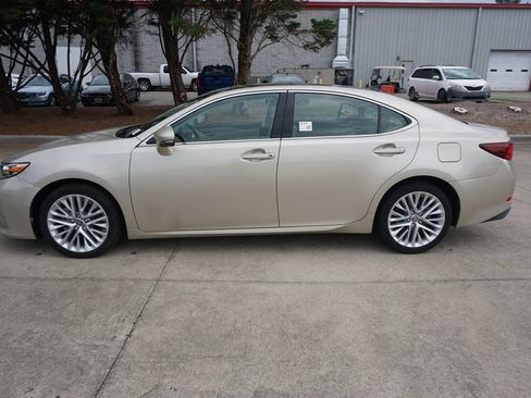 Used 2018 Lexus ES 350 w/ Luxury Package w/Wood Trim FWD image 18