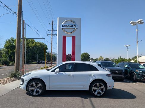 Used 2024 Porsche Macan AWD/4WD image 1