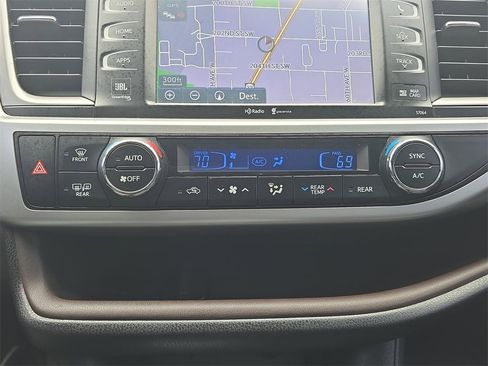 Used 2015 Toyota Highlander Limited image 25