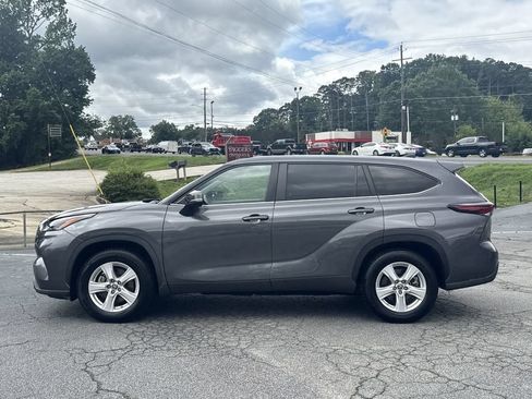 Used 2024 Toyota Highlander LE FWD image 4