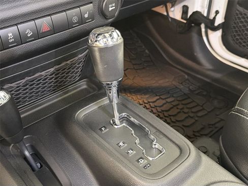 Used 2016 Jeep Wrangler Unlimited Rubicon AWD/4WD image 16