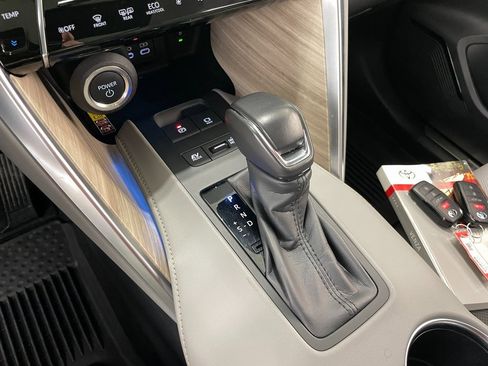 Used 2024 Toyota Venza Limited image 36