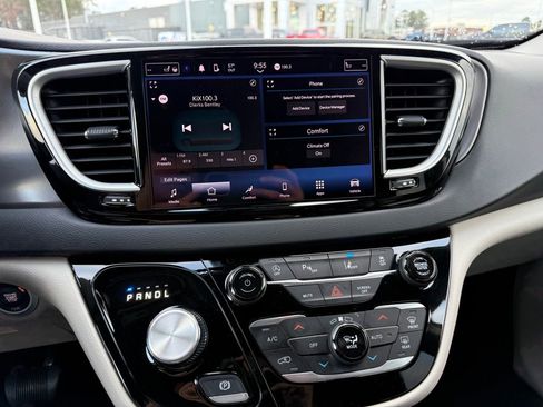 Used 2023 Chrysler Pacifica Touring-L image 18