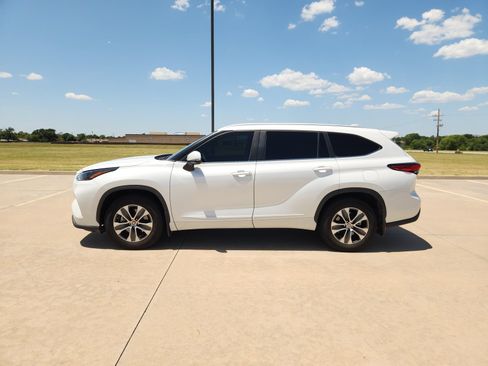 Used 2023 Toyota Highlander XLE FWD image 3