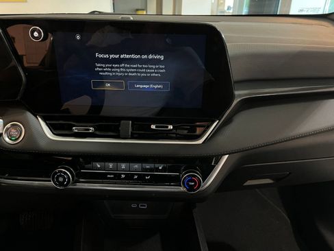 Used 2025 Chevrolet Equinox LT FWD image 17