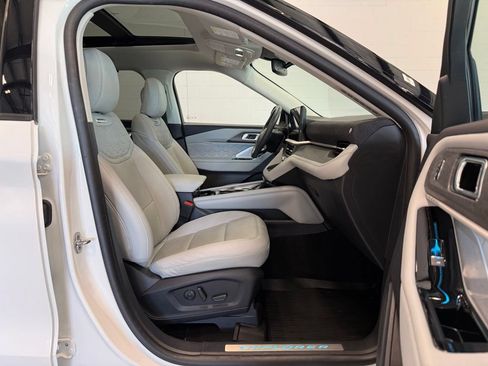 Used 2025 Ford Explorer Platinum w/ LUX Leather Package AWD/4WD image 39