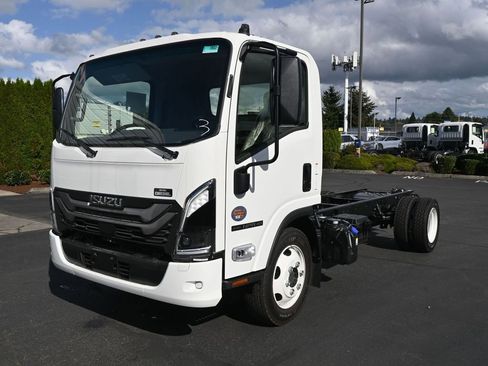 New 2025 Isuzu NPR HD image 3