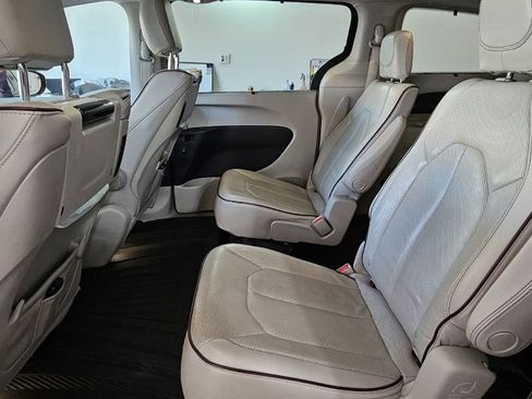 Used 2017 Chrysler Pacifica Limited FWD image 18
