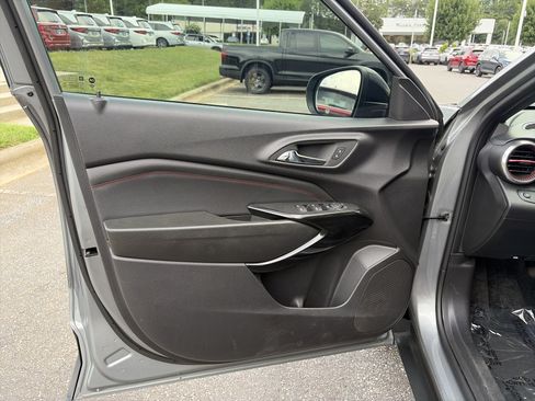 Used 2025 Chevrolet Trax RS w/ Driver Confidence Package FWD image 18