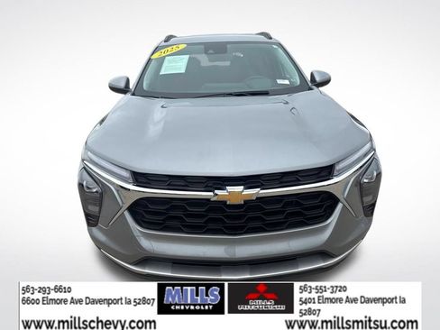 Used 2025 Chevrolet Trax LT w/ LT Convenience Package FWD image 9
