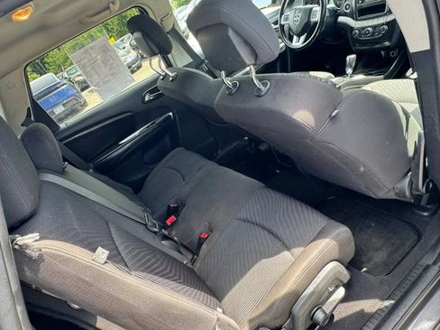 Used 2018 Dodge Journey SE w/ Connectivity Group FWD image 4
