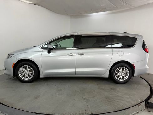 Used 2022 Chrysler Voyager LX FWD image 4