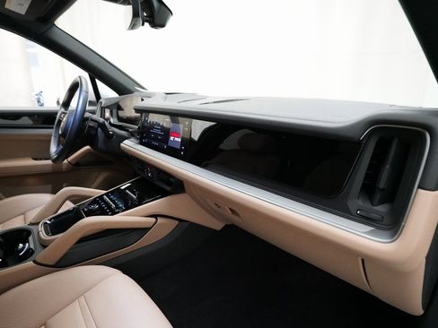 Used 2024 Porsche Cayenne image 29