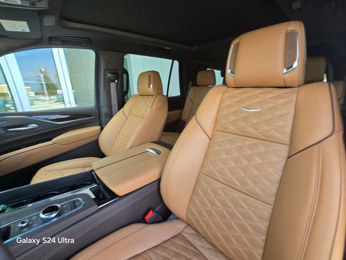 Used 2024 Cadillac Escalade Premium Luxury image 11