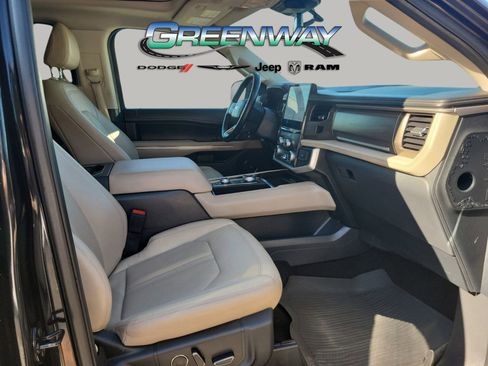 Used 2022 Ford Expedition Max Limited image 10