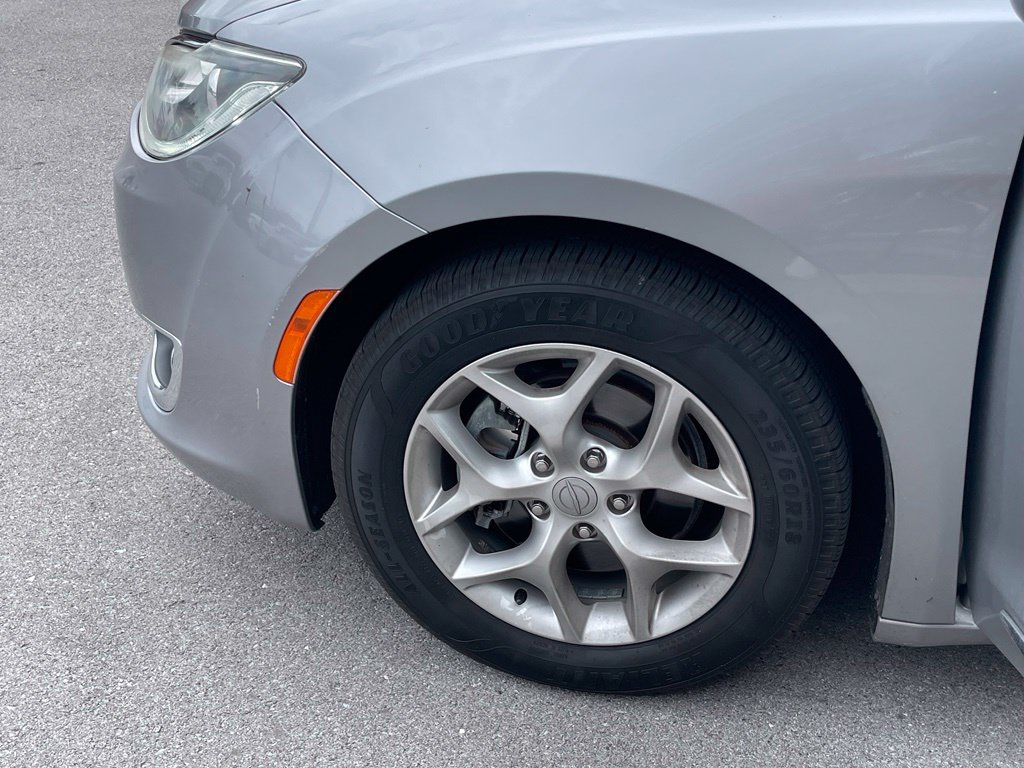Used 2020 Chrysler Pacifica Limited FWD image 9