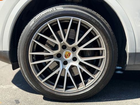 Used 2023 Porsche Cayenne Platinum Edition image 15