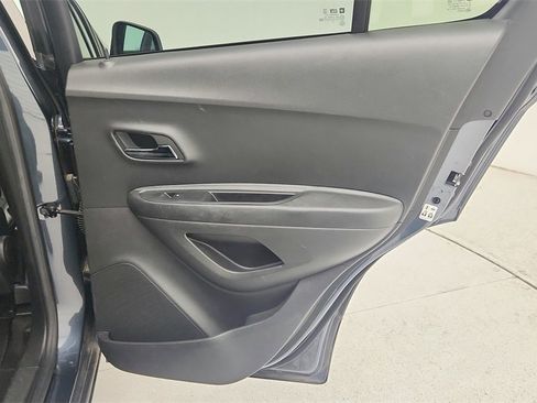 Used 2022 Chevrolet Trax LT w/ LT Convenience Package image 33