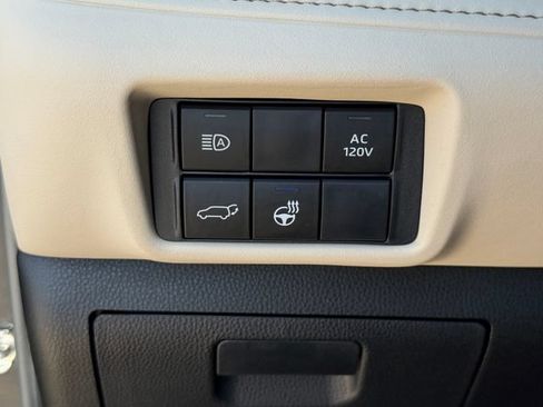 Used 2024 Toyota Highlander Limited FWD image 27