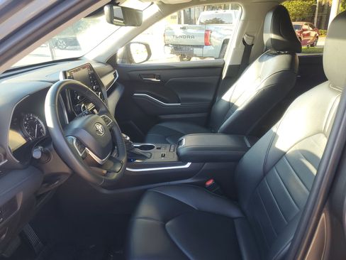 Used 2022 Toyota Highlander XLE image 17
