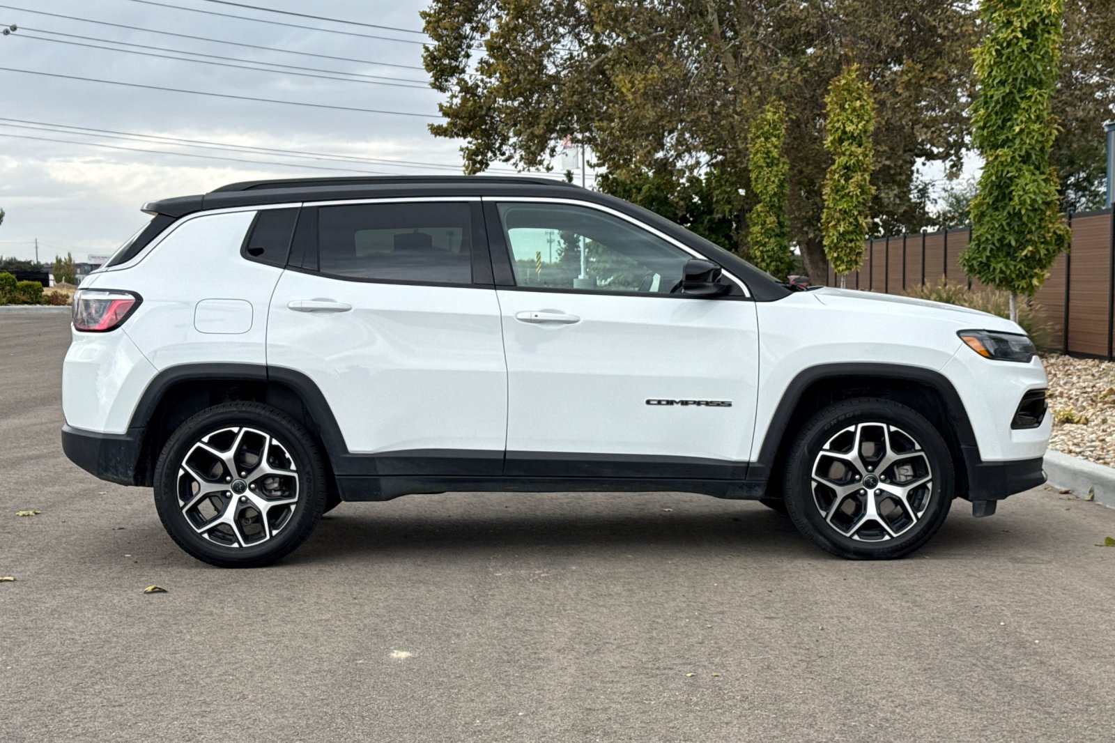 Used 2025 Jeep Compass Limited AWD/4WD image 3