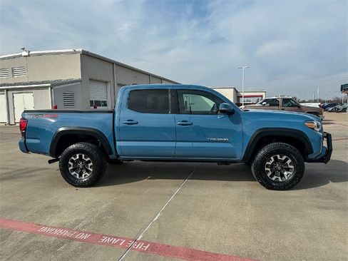Used 2019 Toyota Tacoma TRD Off-Road image 2