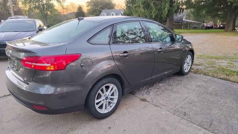 Used 2018 Ford Focus SE FWD image 1