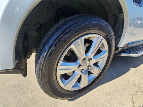 Used 2015 Land Rover LR4 HSE AWD/4WD image 18