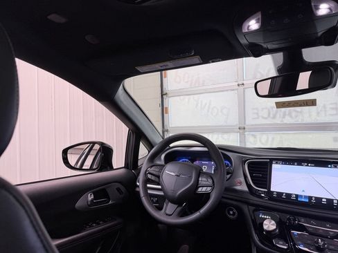 Used 2025 Chrysler Pacifica Limited FWD image 26