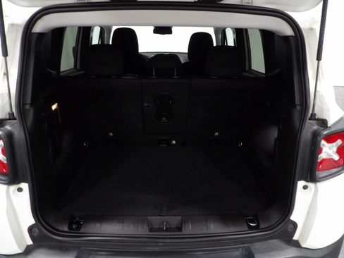 Used 2018 Jeep Renegade Latitude w/ Popular Equipment Group FWD image 7