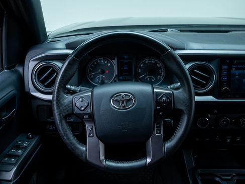 Used 2019 Toyota Tacoma TRD Off-Road w/ Technology Package AWD/4WD image 11
