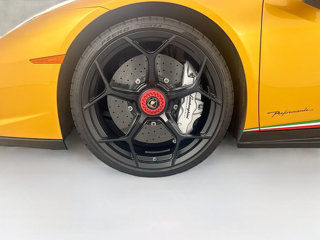 Used 2018 Lamborghini Huracan Performante AWD/4WD image 32