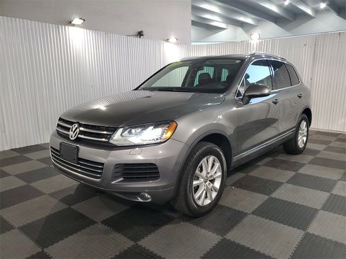 Used 2014 Volkswagen Touareg Sport image 3