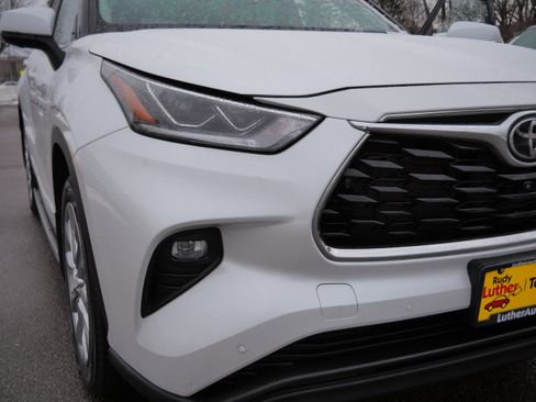 Used 2023 Toyota Highlander Limited image 17