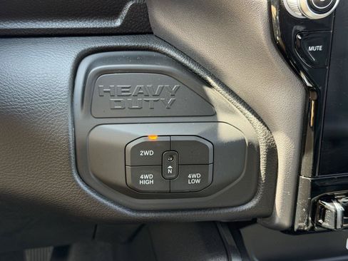 Used 2025 RAM 2500 Laramie AWD/4WD image 25