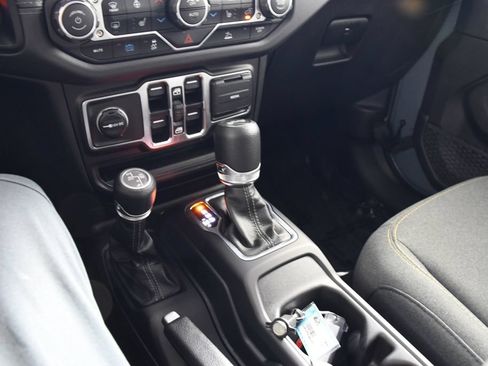 Used 2025 Jeep Wrangler Unlimited Sahara AWD/4WD image 33