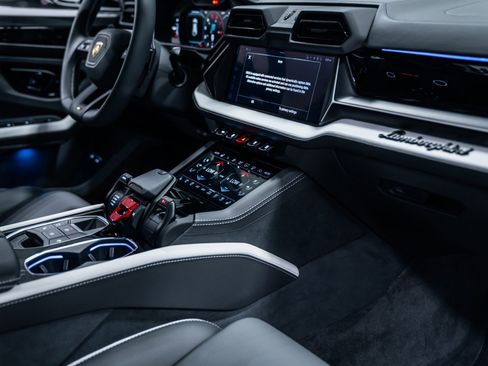 Used 2025 Lamborghini Urus SE image 16