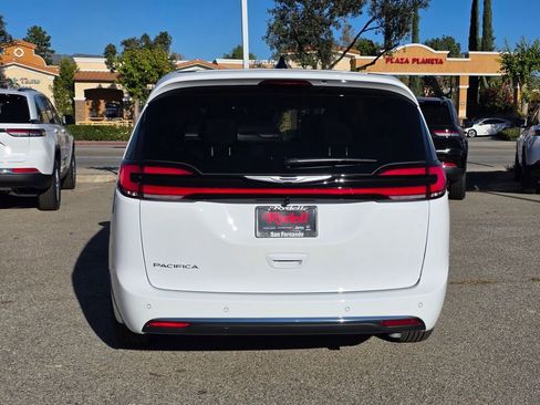 New 2026 Chrysler Pacifica Select image 5