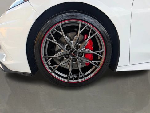 Used 2024 Chevrolet Corvette Stingray Premium Cpe w/ Battery Protection Package RWD image 9